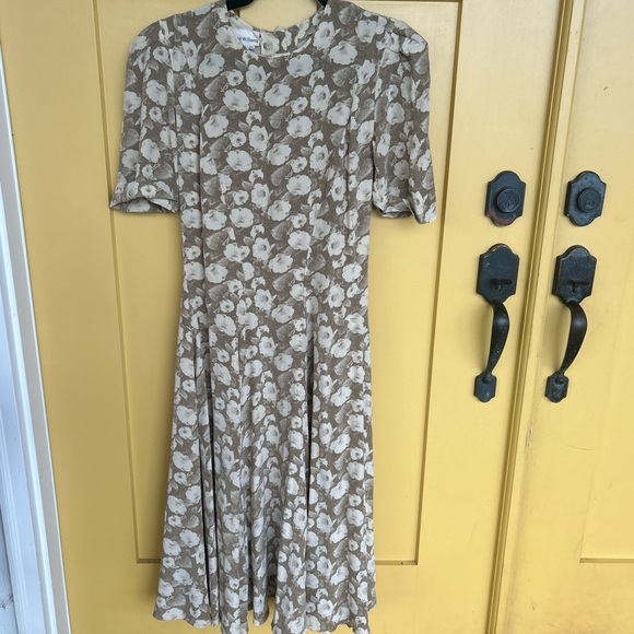 Floral silk dress! - Picture 1 of 5